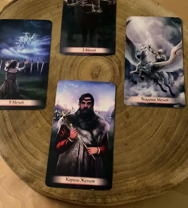 Ausgelegte Tarotkarten auf einer Holzscheibe, daneben ein Kupferkessel